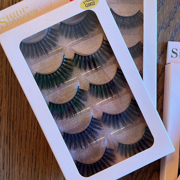 Lashes - Picture 2 of 5